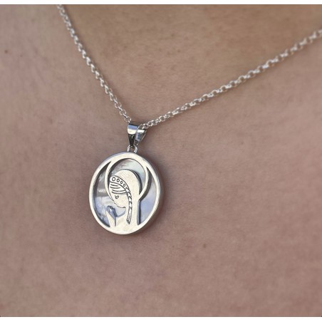Colgante MEDALLA Virgen Niña Nácar